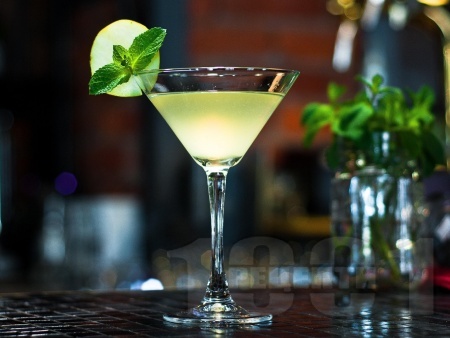 Коктейл с ликьор Creme de Menthe, джин и ананасов сок (Emerald Heaven)